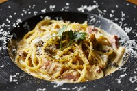 厚切りベーコンとイタリア産ポルチーニ茸クリームソースパスタ
