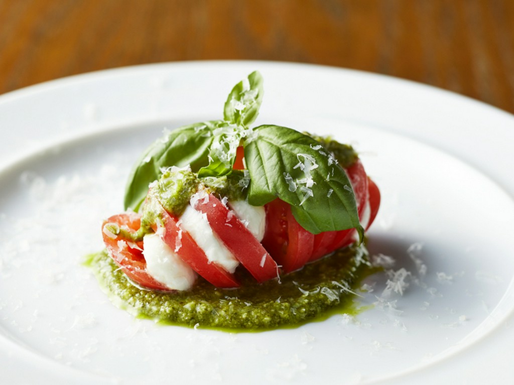 モッツァレラチーズとトマトのカプレーゼ