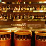 ゆったりと寛げる低めなカウンター席。隣り合わせでお食事をするのは初デート＆記念日デートにおすすめ◎