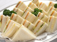お酒の合間の軽食としても最適。シンプルなサンドウィッチです