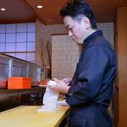 食材を見つめる厳しいまなざしは地産地消を推奨