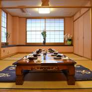 二階は落ち着きのある畳部屋。広めの部屋で仲間同士、盛り上がって楽しめます。最大で50名様までご利用頂けますので、忘年会・新年会・歓迎会・送別会など各種ご宴会に最適です。