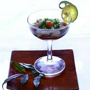 料理を美味しそうに見せるための工夫を常にしています。例えば白子。、ワイングラスに入れてすだちを飾っていますが、季節が変わればレモンを飾ったり、カクテルグラスに変えたり。旬を楽しむ気持ちを忘れません。