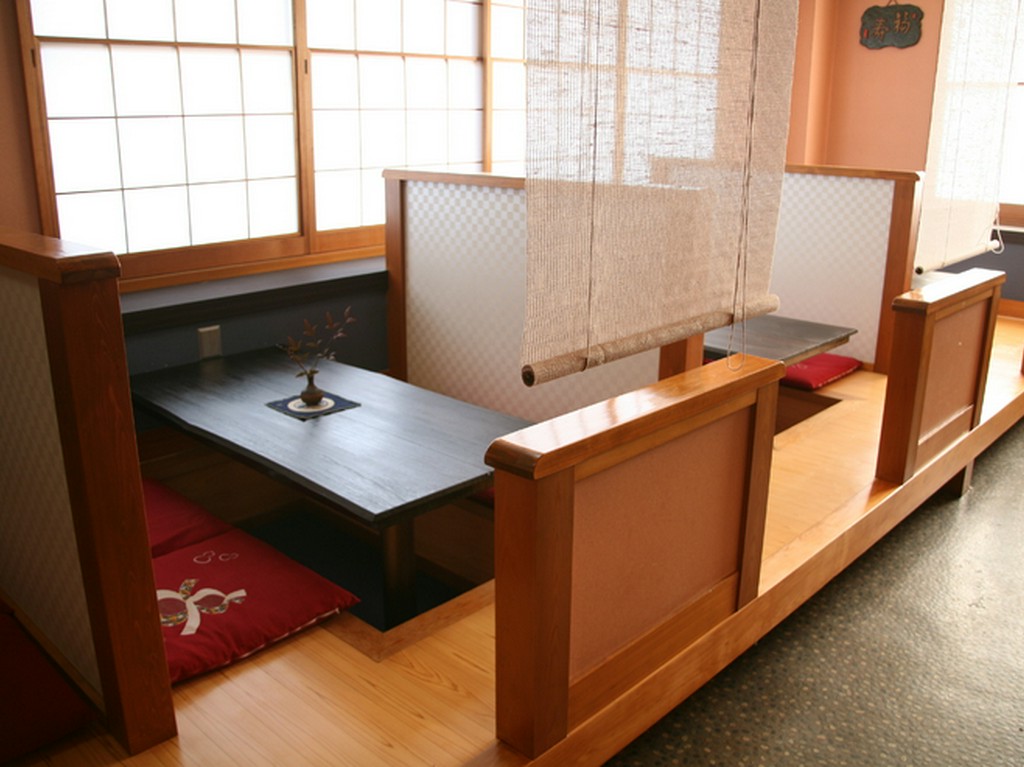 仕切られた掘りごたつのテーブル席や個室のお座敷をご用意