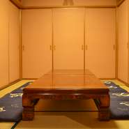 温かみのあるお座敷の個室は3部屋ございます。広々とした落ち着きのある心地よい空間で、旬の地の物を使った自慢の本格和食をご堪能ください。