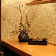 室内はあまり飾り立てずシンプルに。一階の座敷は半個室の掘りごたつ。雪見障子と柔らかい電灯の光が辺りを照らします。二階は落ち着きのある畳部屋。温かみのある和の空間を大切にしています。