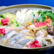 魚介は海老、ホタテ、牡蠣…などが入った『よせ鍋』