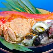 魚介類の仕入れは自ら市場に出掛けております
