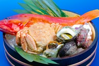 魚介類の仕入れは自ら市場に出掛けております