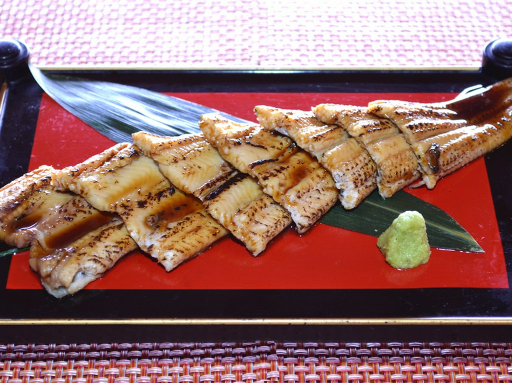 見よ！　身よ！　ふっくらした身が絶品の「巨大アナゴ」！