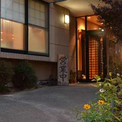 日暮れ時の灯りは温かく柔らかい