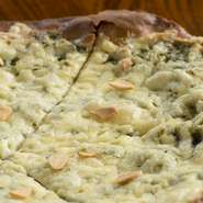 生海苔がベースのピザにしらすとチーズをトッピング。ガーリックがアクセントとなり磯の香りと塩気が口の中いっぱいに広がります。新鮮な食材を使い、和と洋が見事に融合した逸品。ぜひお楽しみ下さい。