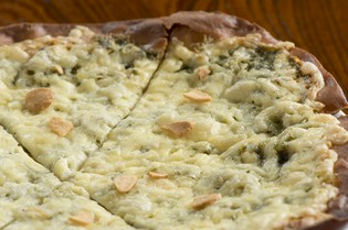 全ての食材が相性抜群！『しらすと生海苔のガーリックマヨピザ』