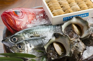 自ら市場に出向き、実物を見てから選ぶ「魚介類」