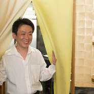 コース料理には独自のオリジナルメニューを1～2品取り入れています。例えばブリのステーキならバターで焼き、洋風のソースをあしらうなど和洋折衷の新和食を考案。お客様に新しい味を楽しんでいただいています。