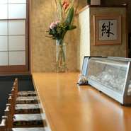 鮨はカウンター席で食べるのが一番の醍醐味です。お好みをお聞きしながら、旬の海の幸やこだわりの料理をお客様の目の前でご提供します。若い方もお気軽にお越し下さい。カップルのデートにもおすすめです。