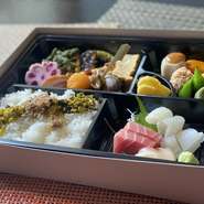 お刺身入りのお弁当
1800円はじゃこ菜飯。
2450円は穴子のバラチラシ。