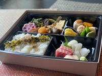 お刺身入りのお弁当
1800円はじゃこ菜飯。
2450円は穴子のバラチラシ。