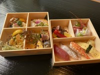 大変好評を頂いております、味都の二段重。
3300、4400、5500円とございます、。
(3300円はじゃこ菜飯、4400円は握り寿司入り)
(※写真は4400円の一例になります。内容は仕入れによって、異なります。)
