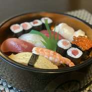 味都の鮨をご自宅でも(^^)
並　1500円
上　1800円
特上3000円
桶(ご返却用)、折箱(使い捨て)
どちらでもご用意出来ます。

単品お好みでも承ります。

(※写真は上握り。ネタは仕入れにより異なります。)