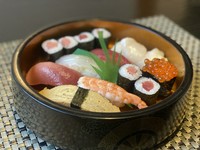 味都の鮨をご自宅でも(^^)
並　1500円
上　1800円
特上3000円
桶(ご返却用)、折箱(使い捨て)
どちらでもご用意出来ます。

単品お好みでも承ります。

(※写真は上握り。ネタは仕入れにより異なります。)