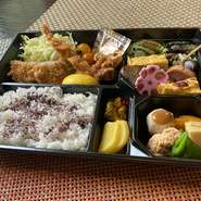 フライ物、焼八寸、煮物の入った
満足弁当！