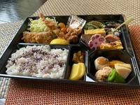 フライ物、焼八寸、煮物の入った
満足弁当！