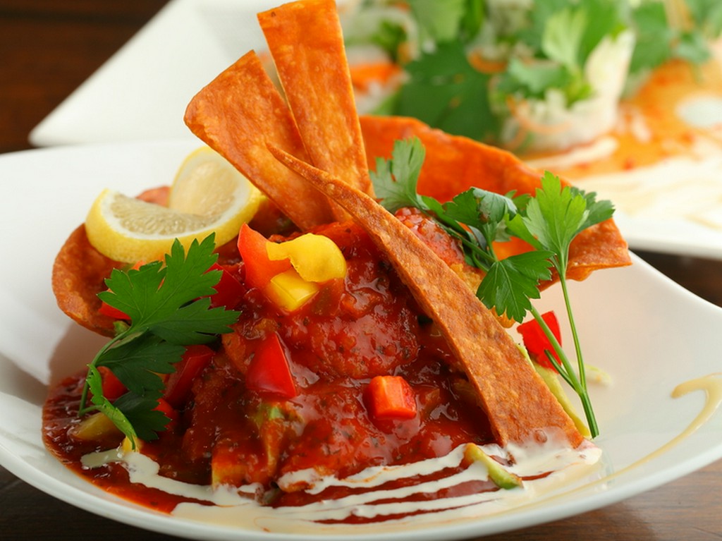 カレイの唐揚げとアボカドのサルサ＆チップス