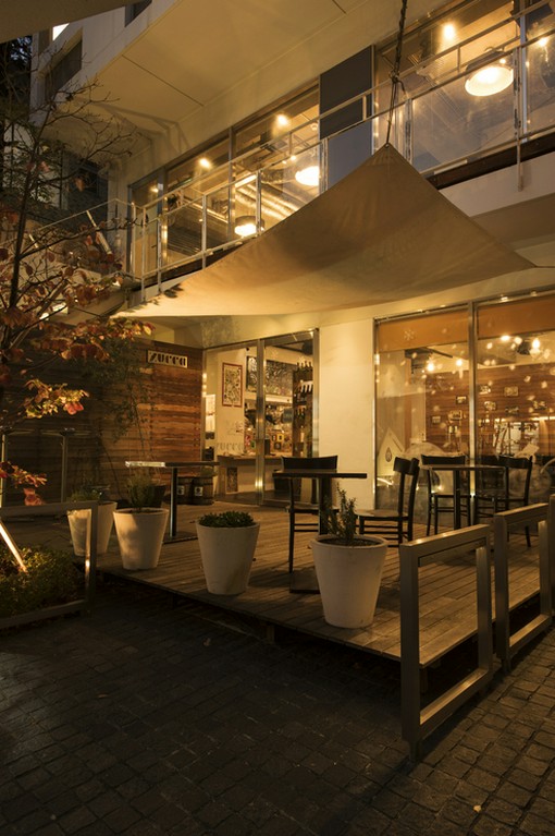 天気の良い日はどうぞテラスへ。外での食事はまた格別な味わい。