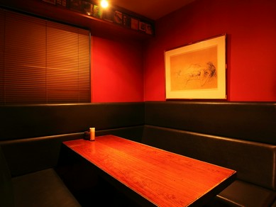 ゆったりと食事や会話を楽しむなら奥の半個室へ