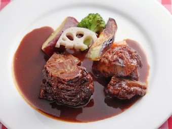 ほろりと崩れるほどに柔らか『ビーフシチューパンorライス付』