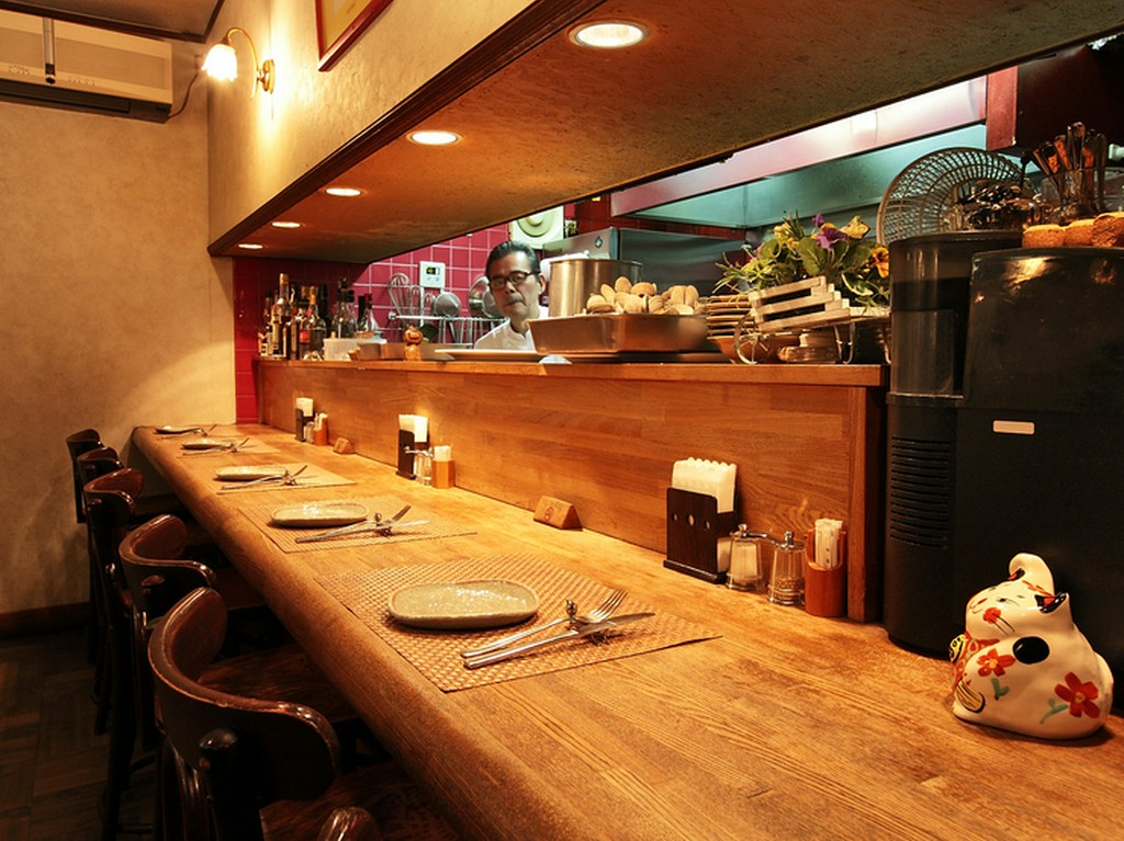 カウンター席からは気さくなシェフが