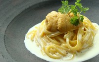 函館から届く生ウニと帆立貝のクリームソース　自家製細打ち麺タリオリーニで
