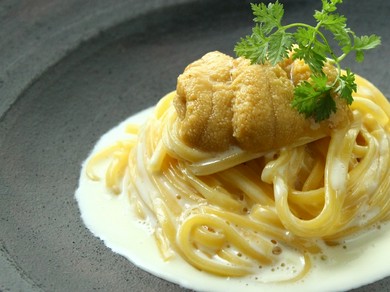 函館から届く生ウニと帆立貝のクリームソース　自家製細打ち麺タリオリーニで