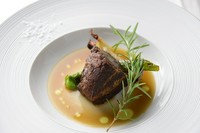 炭火でカリッと焼き上げた『黒毛和牛ホホ肉のスペシャリタ』