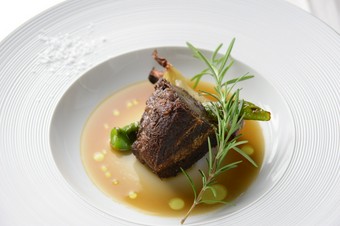 炭火でカリッと焼き上げた『黒毛和牛ホホ肉のスペシャリタ』