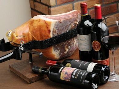 料理に合う各国のワインを揃えています