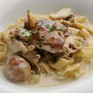 フランス粉とセモリナ粉をブレンドし試行錯誤を繰り返して、たどり着いた手打ちパスタ。モチモチした食感が特徴です。ソースも手作りのこだわりパスタをお楽しみください。