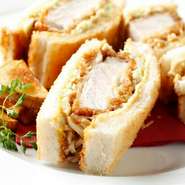 約4cmと、とっても肉厚なカツサンドはリピーター多し！　半分お持ち帰りも可能です。