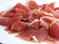 シェフがその場で切り落とした生ハムは風味と旨味が凝縮されています！