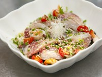 新鮮な活魚で造る『海鮮サラダ』