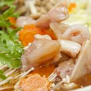 冬の味覚「アンコウ」を使った鍋料理。醤油or味噌でどうぞ。