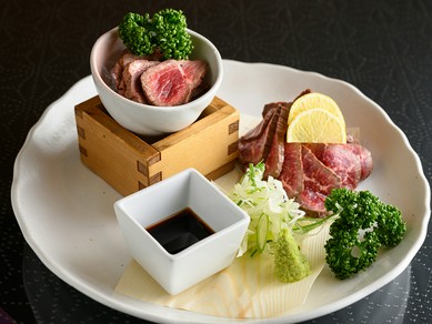 濃厚でいて爽やか『牛ランプ肉のタタキ　ポン酢添え（ハーフ）』