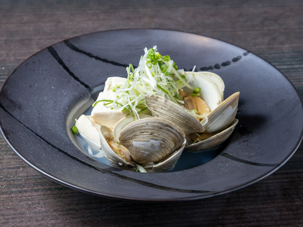 魚介の旨みが香る『白ハマグリとお豆腐の塩煮』