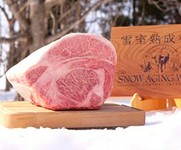 雪のエネルギーでお肉を熟成した【雪室熟成国産牛】を使用
雪室でゆっくりと熟成することにより、コクのある旨味を引き出します
噛めば噛むほど熟成した肉の味わいを感じられます
旨味・コク・肉感をお楽しみ下さい
