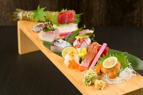 毎朝築地で仕入れる鮮魚