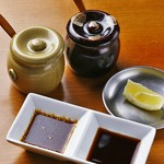 七福特製こだわりの特製タレ！
昆布や鰹のお出汁を使った醤油タレと、
味噌やはちみつを使った甘口タレの2種類をご用意しています
味の違いをぜひお楽しみください！