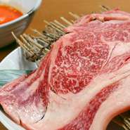 とっても大きなリブロースの姿切り、まるごと一枚をお持ちする自慢の一品。
甘辛い味のもみダレにつけこんでお出しいたします。
豪快に焼き上げて、黄身が濃厚な大分県産の特選卵につけてお召し上がりください！