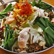 当店自慢の元気の出るもつ鍋をご用意いたしました！
もつ鍋が一煮立ちしたらコトコトゆっくり煮込んでお召し上がりください。
※2人前からのご注文になります。
※冬季限定メニューの為詳細はお問い合わせください