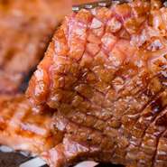 1番人気のヒトサラ限定コース6500円→4500円(税別)≪名物はみだしロース＋飲み放題90分付き≫